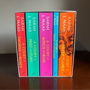 A court bundle of 5 books by Sarah Maas